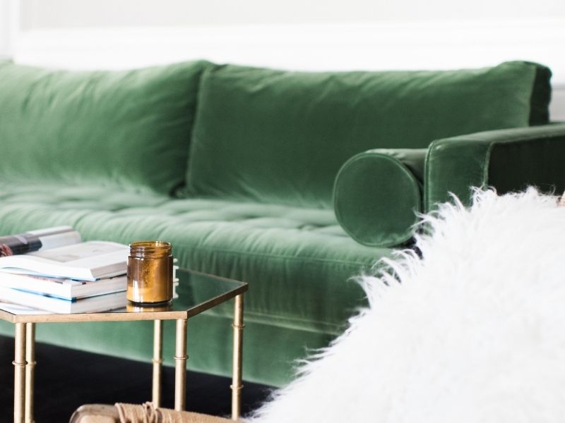 Zielona sofa do salonu